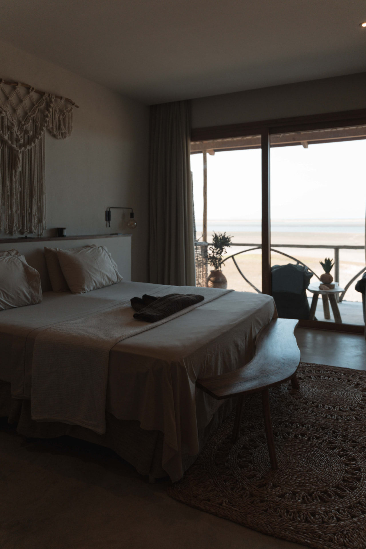 Quarto com varanda de frente para a praia
