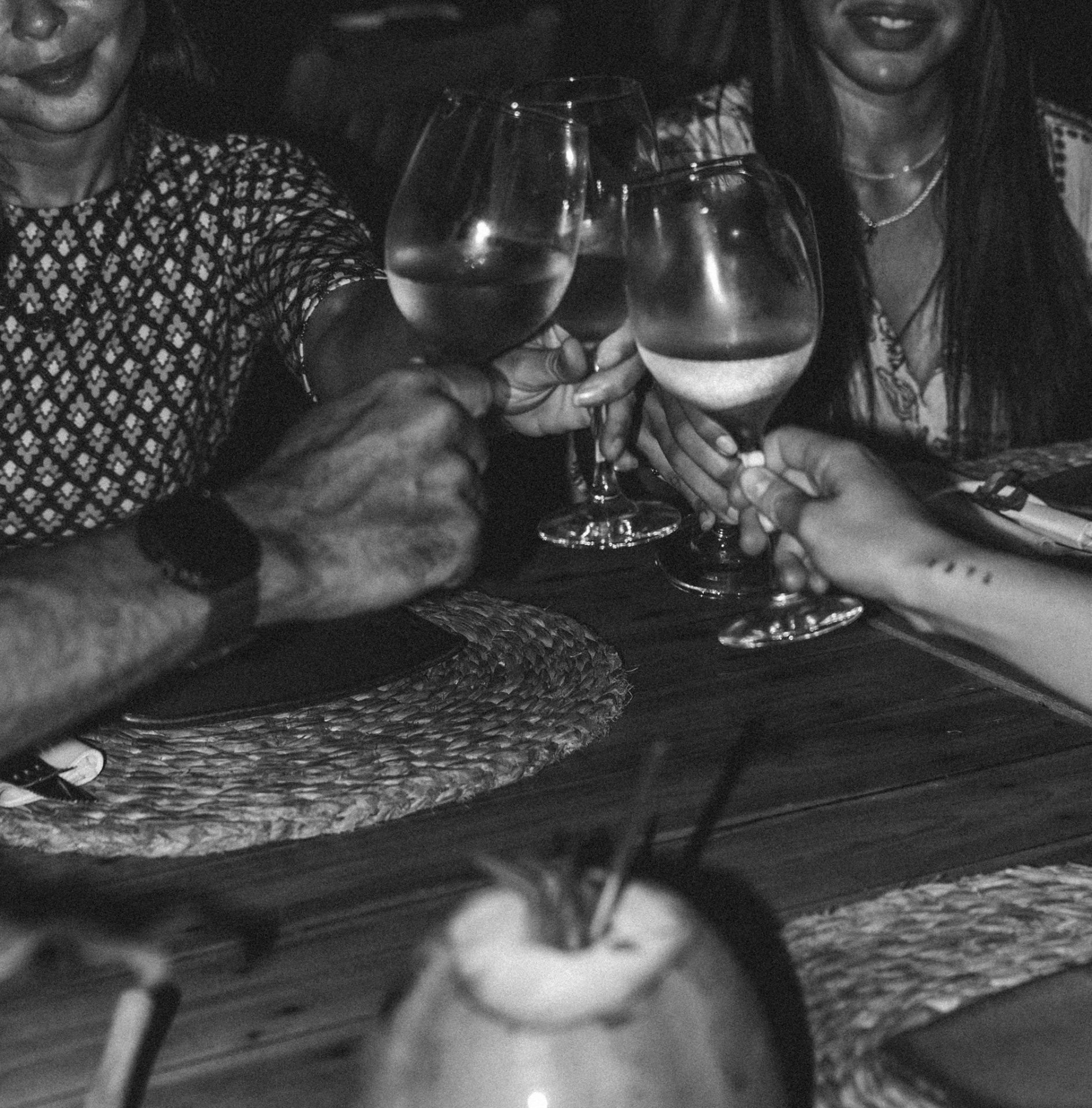 Brinde com taças de vinho na mesa do restaurante Domar