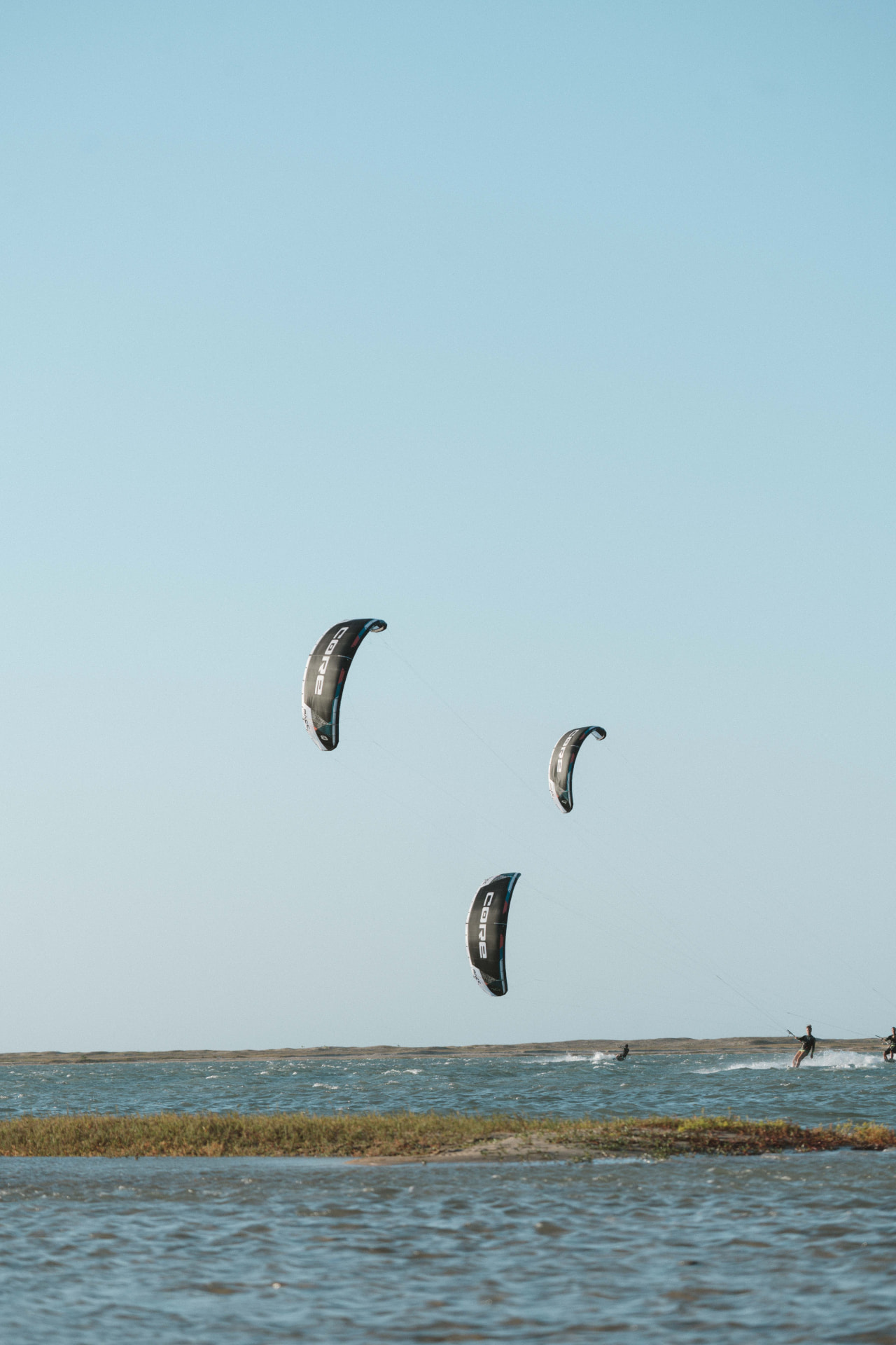 Kites da CORE voando sobre a lagoa da Ilha do Guajiru