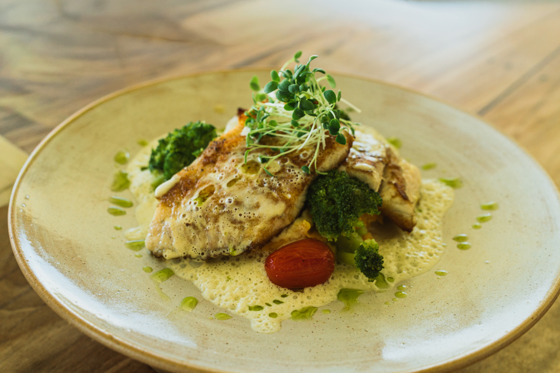 Filé de peixe grelhado com brócolis e molho cremoso
