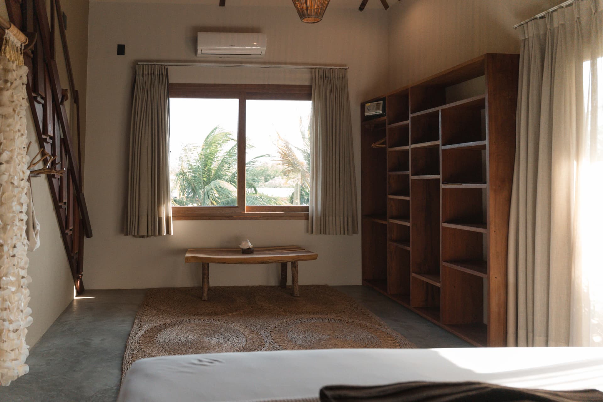 Quarto com janela para os coqueiros