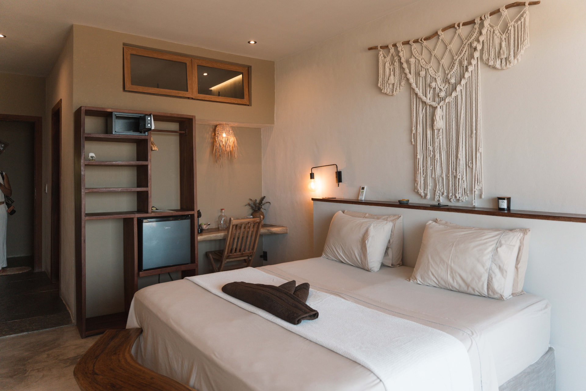 Quarto com macramê e cama de casal