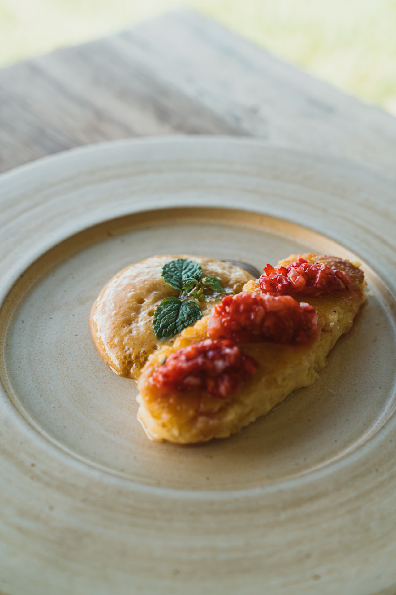 Panqueca com calda de frutas vermelhas e hortelã