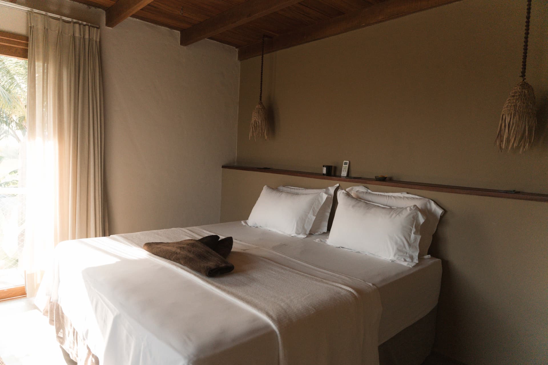 Cama de casal com roupa de cama branca