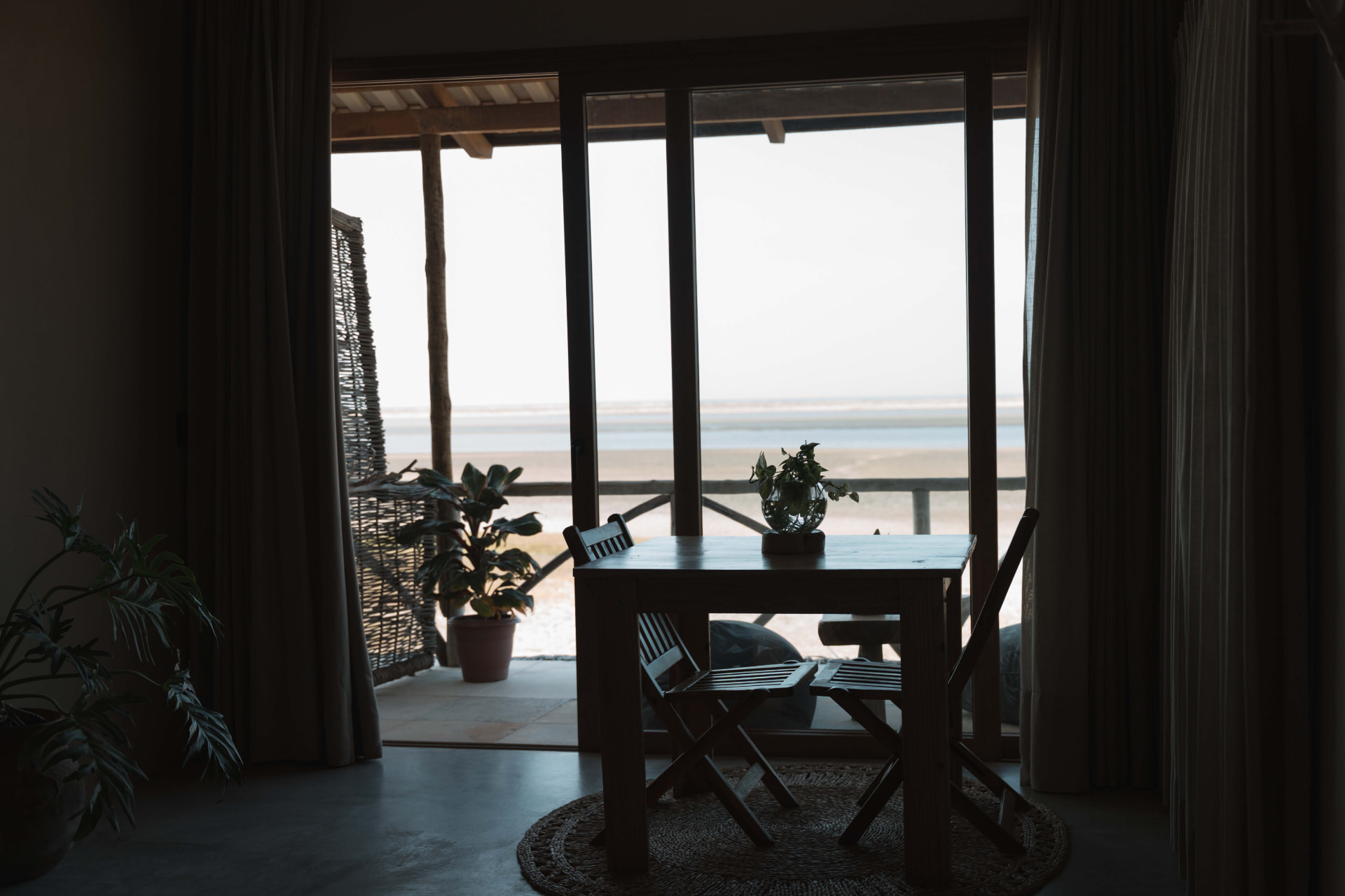 Mesa junto à porta de vidro aberta para o jardim