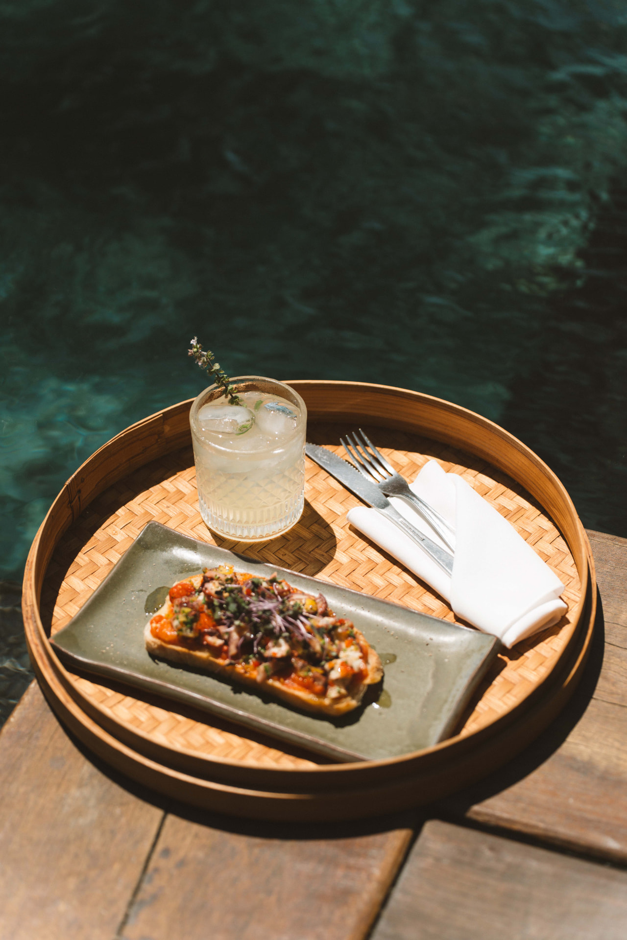 Bruschetta de frutos do mar com drinque na bandeja