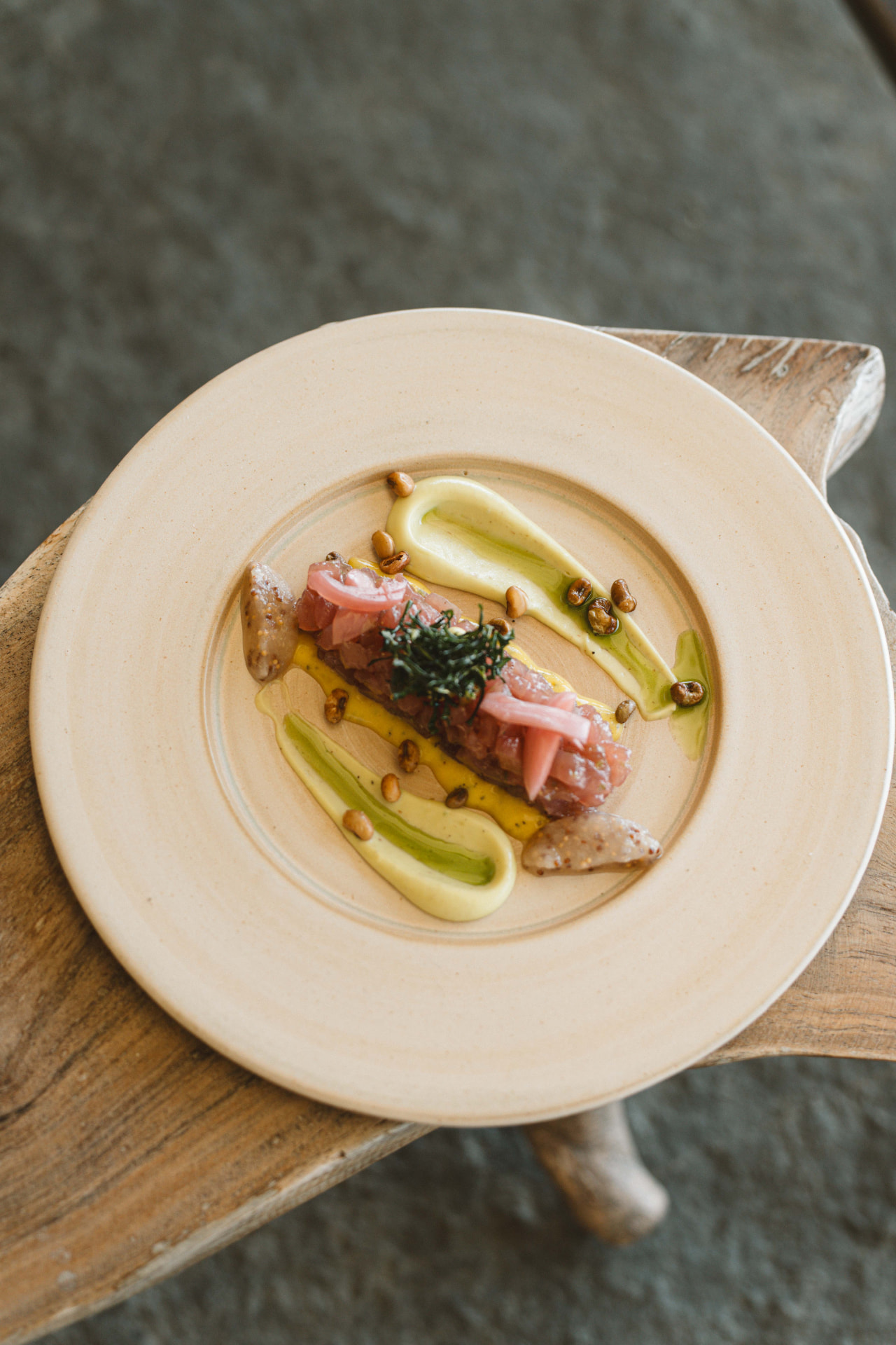 Tartar de atum com purês e crocantes
