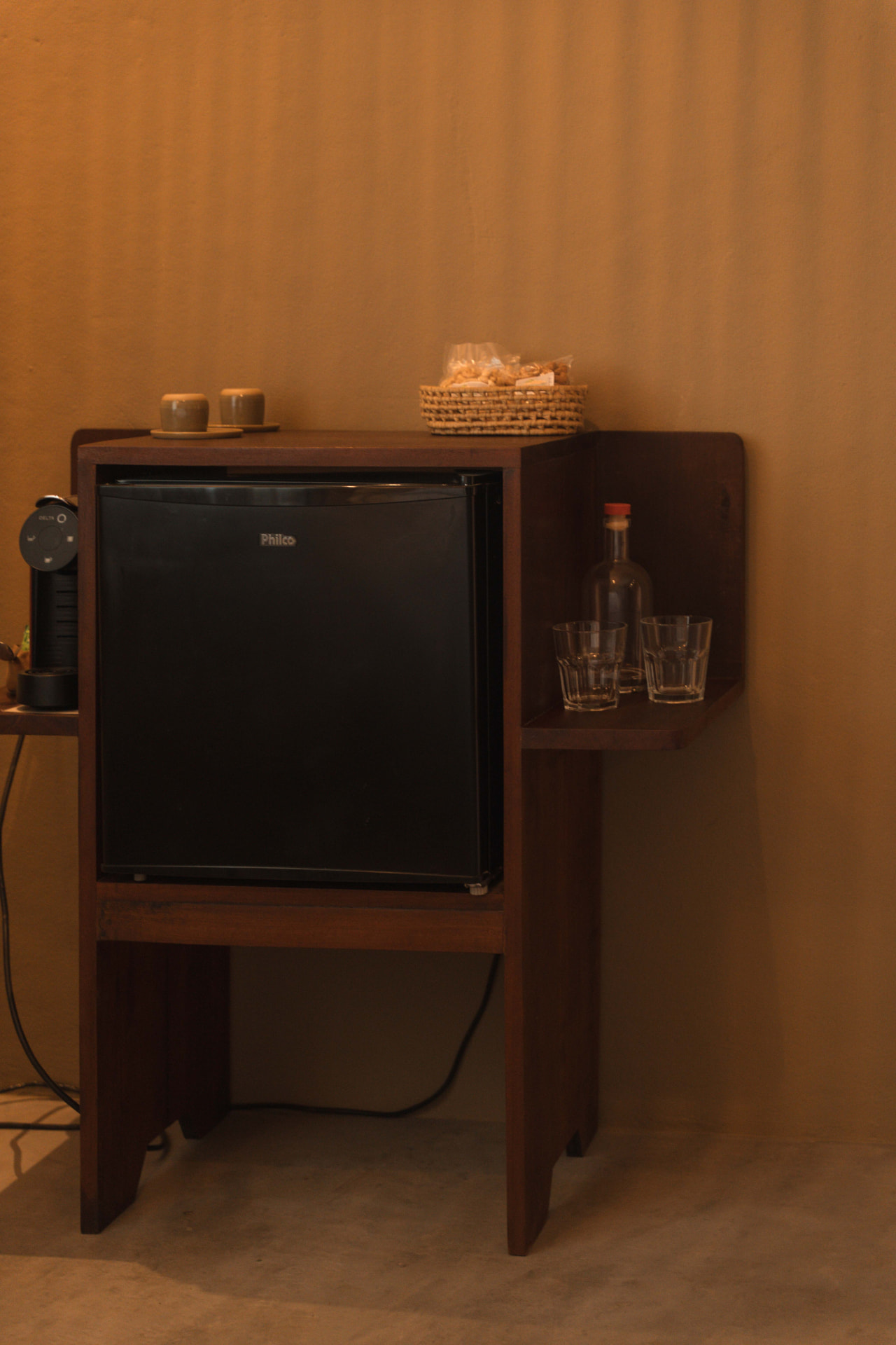 Frigobar e cafeteira no quarto