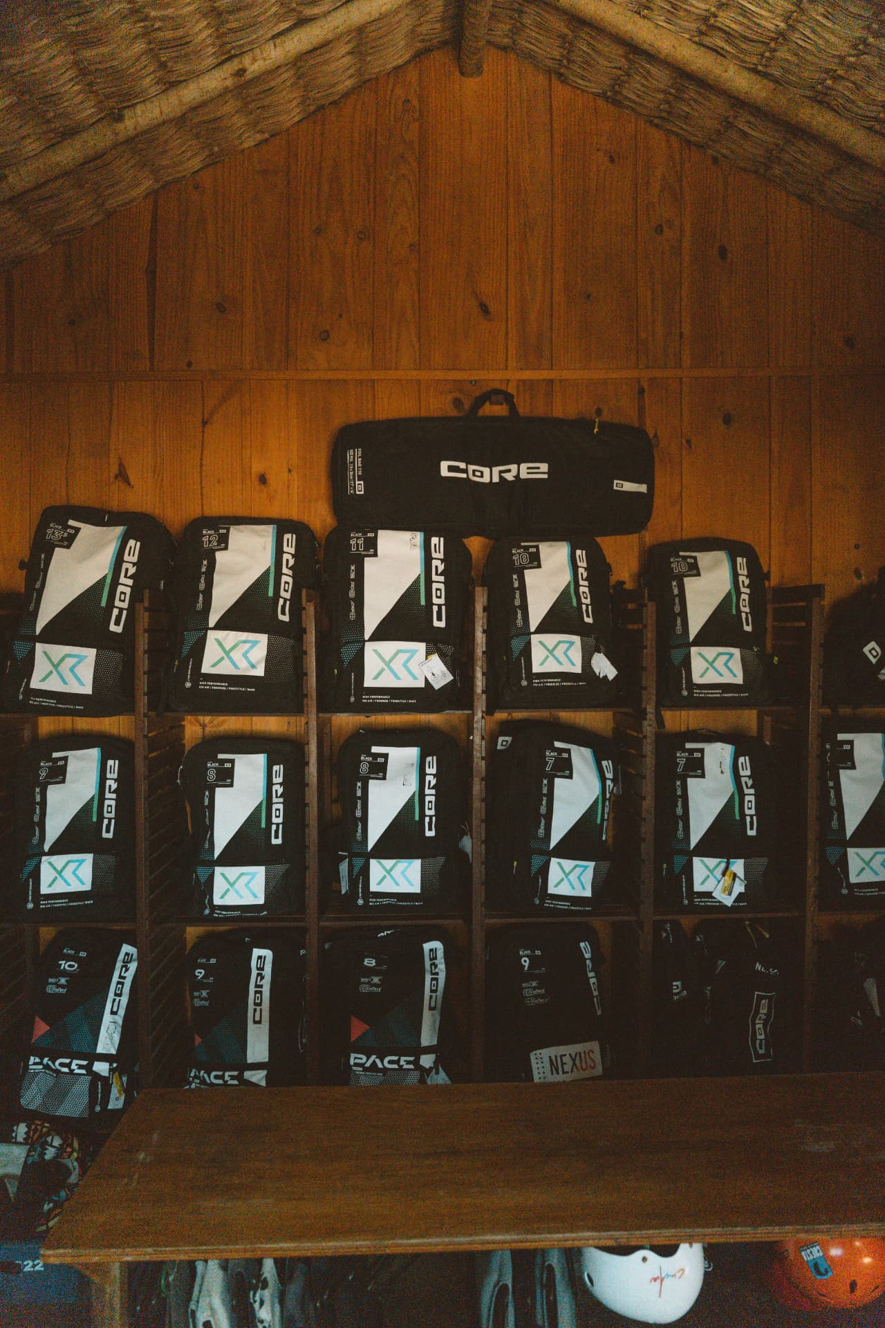 Equipamentos CORE organizados na escola de kitesurf